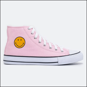 Tênis-Abotinado-em-Lona-Smiley-Renner A imagem mostra um tênis de lona na cor rosa claro, de cano alto, com o cadarço branco e uma carinha Smiley redonda e amarela na parte lateral do modelo. A sola é branca com uma listra preta rodeando a parte inferior do tênis e outra faixa preta na parte lateral da sola.