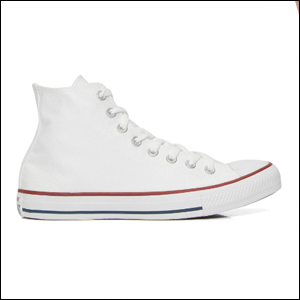 Tênis-Chuck-Taylor-All-Star-Branco A imagem mostra um tênis de lona branco, com cano alto e cadarço também branco. Na parte inferior, há uma faixa vermelha ao redor da sola, além de uma faixa preta na lateral dela.