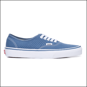 Tênis-UA-Authentic-Vans A imagem mostra um tênis de lona azul claro com cadarço branco e sola branca.
