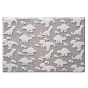 Tapete-Mimo-Dino-Cinza-Jolitex A imagem mostra um tapete infantil retangular, na cor cinza com dinossauros em alto relevo na cor cinza claro. O fundo da imagem é branco.