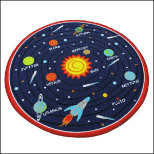 Tapete-infantil-com-sistema-solar-azul-Huahoo A imagem mostra um tapete redondo, de cor azul escura e bordas vermelhas, com desenhos do sistema solar.