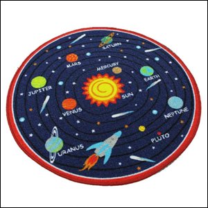 A imagem mostra um tapete redondo, de cor azul escura e bordas vermelhas, com desenhos do sistema solar.