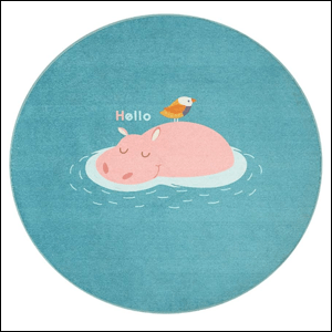 Tapete-redondo-Mini-Hippo-Lioobo A imagem mostra um tapete redondo, na cor azul, com o desenho de um hipopótamo rosa, submerso na água, com um passarinho em suas costas e a palavra Hello em cima dele.