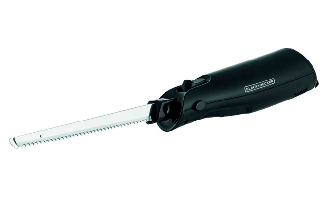 A imagem mostra uma faca de serra, feita de aço inox, presa a uma base na cor preta, com formato ergonômico para ser possível segurá-la. O fundo da imagem é branco.