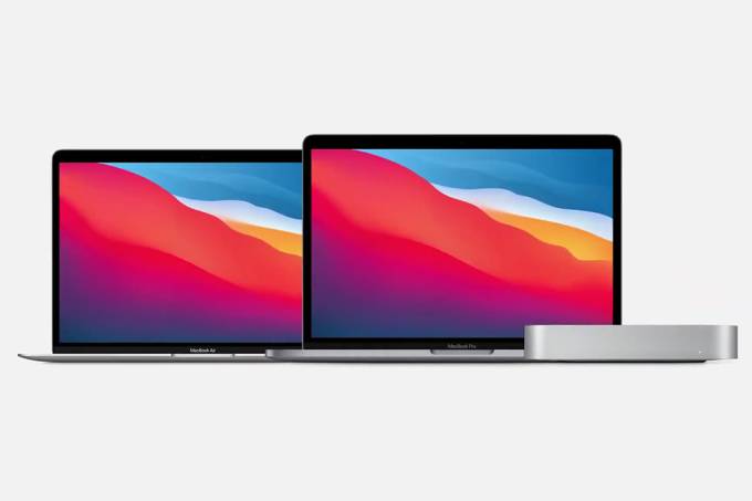 A imagem mostra 2 notebooks da Apple abertos, mostrando seus planos de fundo coloridos, nas cores roxo, rosa, laranja e azul, ao lado de um Mac mini, um pequeno aparelho de formato quadrado na cor cinza. O fundo da imagem é branco.