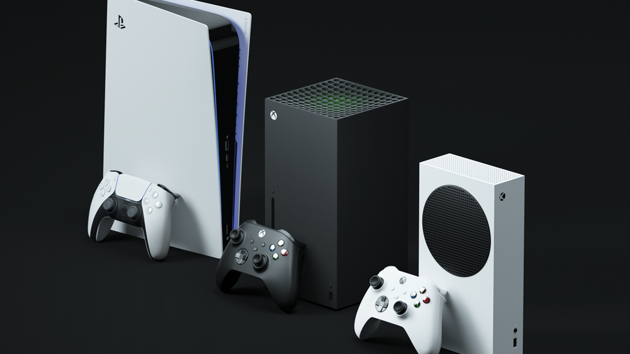 A imagem mostra os consoles dos jogos PlayStation 5, XBox Series X e XBox Series S alinhados, com seus respectivos controles na frente de cada um, num fundo preto.