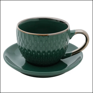 A imagem mostra uma xícara de porcelana na cor verde musgo sobre um pires da mesma cor.