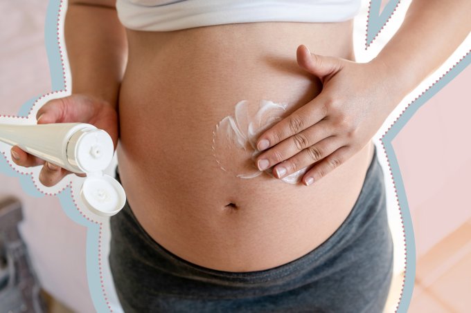 A imagem mostra a barriga de uma mulher grávida. Ela está passando um creme com as mãos nesta região.