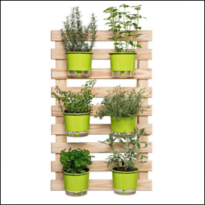 Kit Horta Vertical Plantei com treliça de madeira e 6 vasos autoirrigáveis.