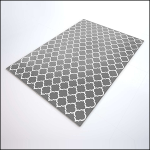 A imagem mostra um tapete na cor cinza com uma estampa repetida uniformemente na cor branca.