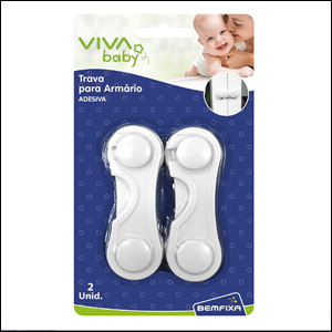 Trava-para-Armários-Vivababy A imagem mostra uma embalagem na cor azul escuro, com detalhes em branco e verde na parte superior. No centro da embalagem, há duas travas de armário, na cor branca, em formato comprido e redondo, contendo dois círculos em cada ponta.