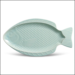 A imagem mostra uma travessa em formato de peixe na cor azul claro.