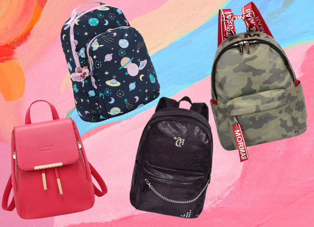 A imagem mostra quatro mochilas dispostas sobre um fundo colorido.