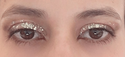 A imagem mostra os olhos da editora Larissa Serpa com o glitter em gel Heavy Metal.