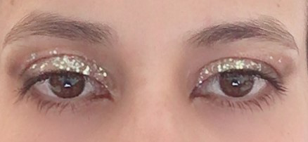 A imagem mostra os olhos da editora Larissa Serpa com o glitter em gel Heavy Metal.