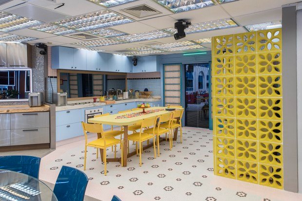 A imagem mostra a cozinha da casa do Big Brother Brasil 2021.
