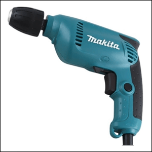 Furadeira 6413 Makita na cor azul.