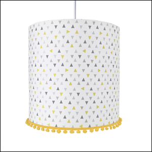 Lustre tubular com pompons na base, estampado com triângulos sobre um fundo branco. Nas cores amarelo, cinza e branco.