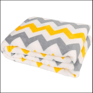 Manta infantil Comfy com estampa chevron amarela e cinza sobre fundo branco.