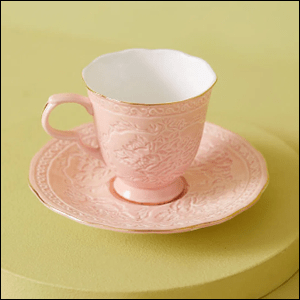 Xícara de porcelana Delphine na cor rosa com texturas.