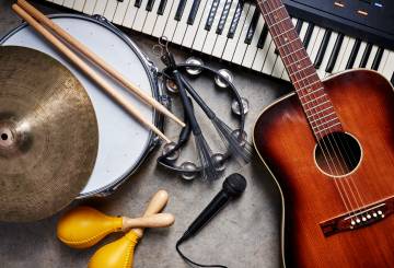 Instrumentos musicais dispostos sobre um fundo cinza.