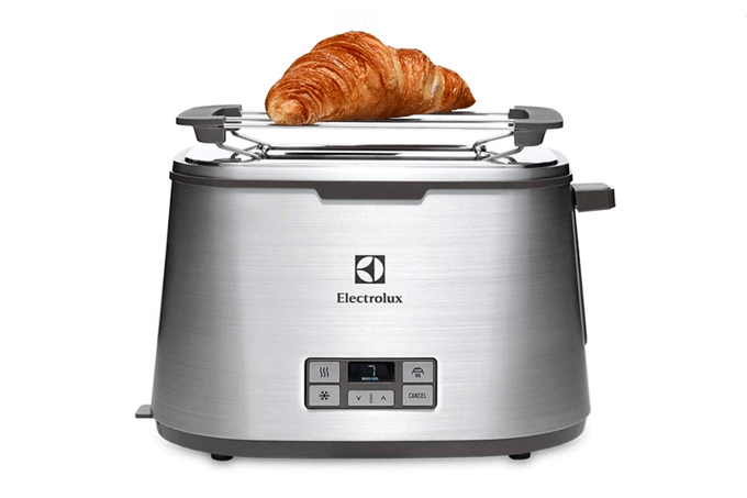 A imagem mostra a torradeira Electrolux Top 50 com um croissaint em seu suporte superior.