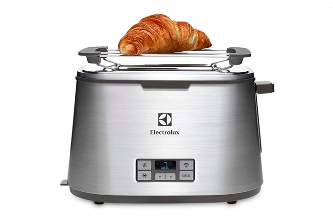 A imagem mostra a torradeira Electrolux Top 50 com um croissaint em seu suporte superior.