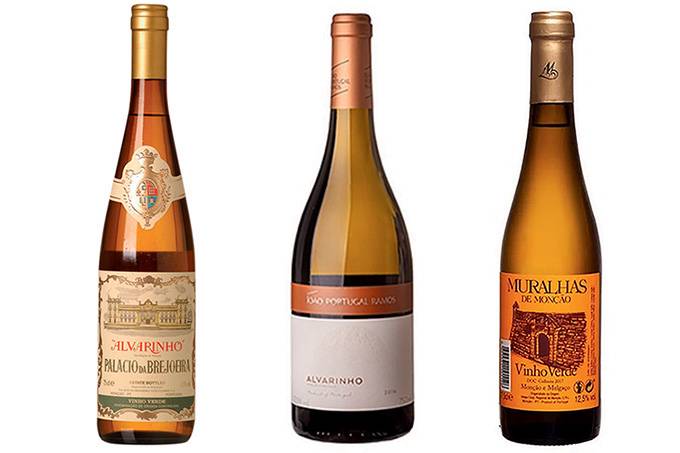 A imagem mostra três garrafas de vinho em um fundo branco.