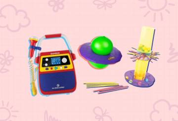 A imagem mostra alguns brinquedos dipostos sobre um fundo rosa.