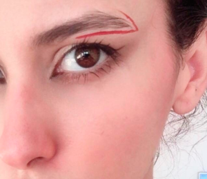 A imagem mostra os olhos da editora Larissa Serpa com o delineador Peel Off da Natura, na cor vermelho.