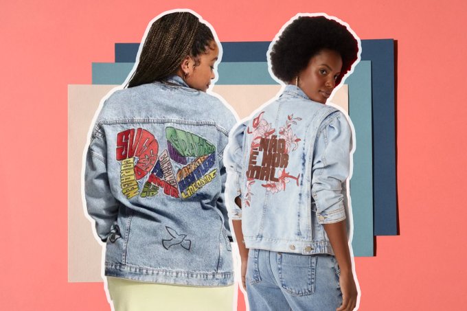 A imagem mostra duas mulheres negras vestindo jaquetas jeans, viradas de costas, mostrando os bordados nas peças.