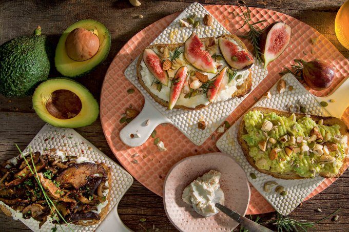 A imagem mostra uma mesa posta com vários pratos de brunch.