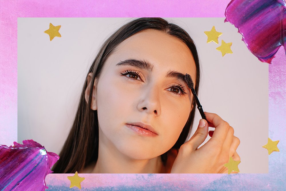 A imagem mostra uma menina penteando suas sobrancelhas. A imagem possui uma moldura rosa com algumas estrelas em amarelo.