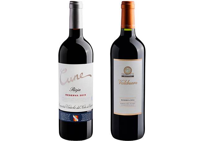 Duas garrafas de vinho num fundo branco.