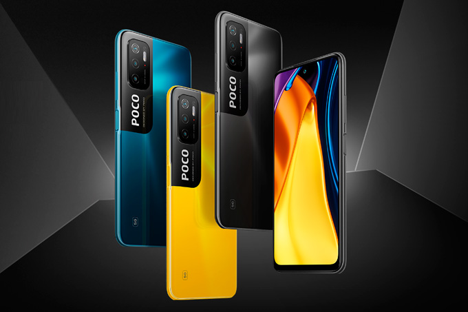 A imagem mostra 4 modelos do smartphone POCO M3 Pro 5G da Xiaomi, 3 virados de costas, nas cores azul, amarelo e preto, e um mostrando a tela do celular, na cor preta. O funda da imagem é preto.