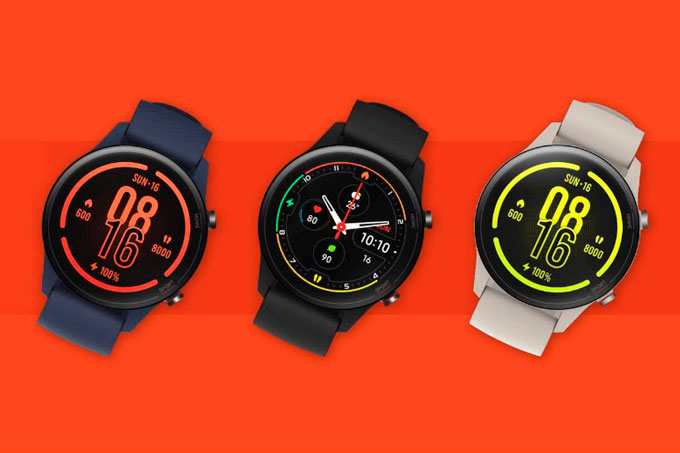 A imagem mostra 3 smartwatches Mi Watch, um azul escuro, um preto e um cinza, com diferentes visores, num fundo vermelho.