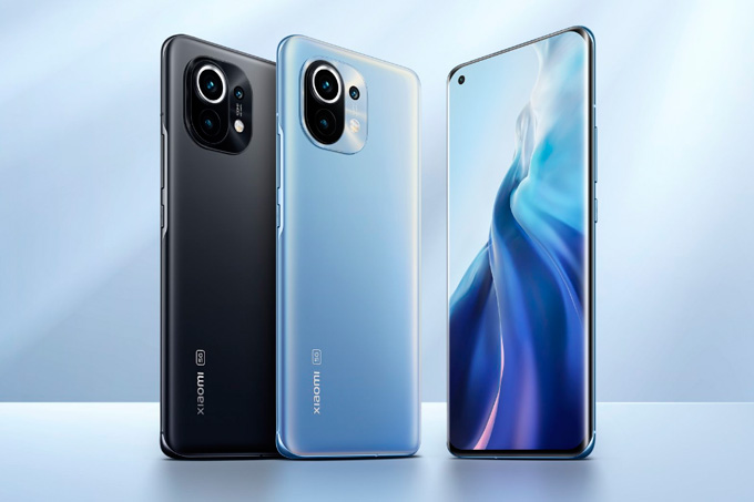 Smartphones Xiaomi 11 de diferentes cores em fundo azul
