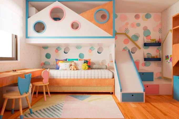 Quarto infantil com cores pasteis, beliche e cama escorregador