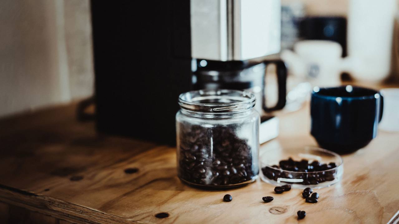 Grãos de café sobre uma mesa de madeira