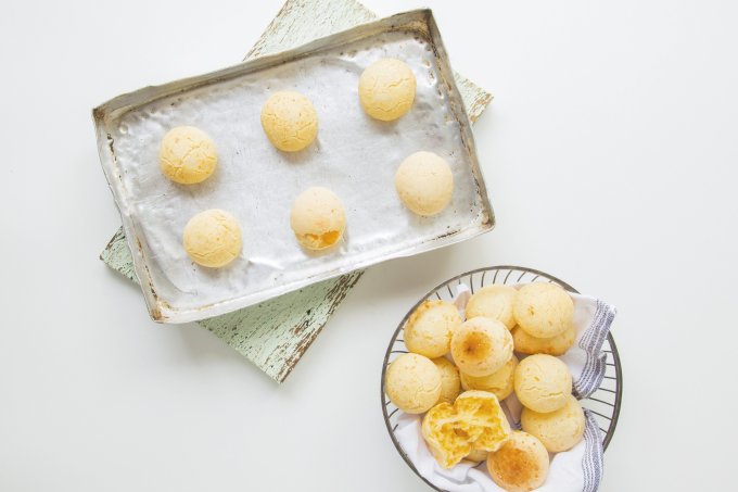 Forma e tigela com pães de queijo depois de saírem do forno