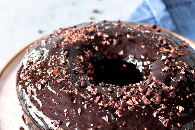 Bolo de chocolate vegano em fundo azul