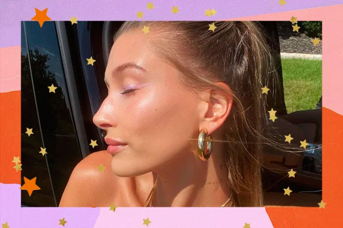 Hailey Bieber usando brinco de argola