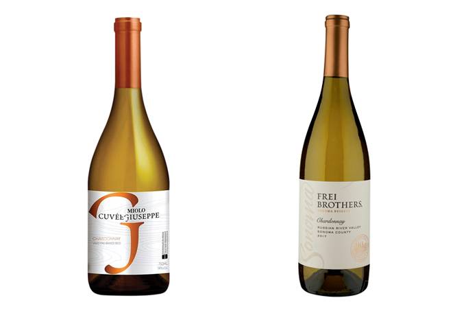 Duas garrafas de vinhos brancos contra fundo branco