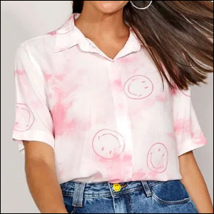 Camisa feminina estampada tie dye e smiley rosa