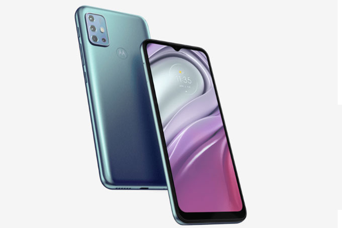 Dois smartphones Moto g20 azuis, mostrando-se a frente e o parte de trás
