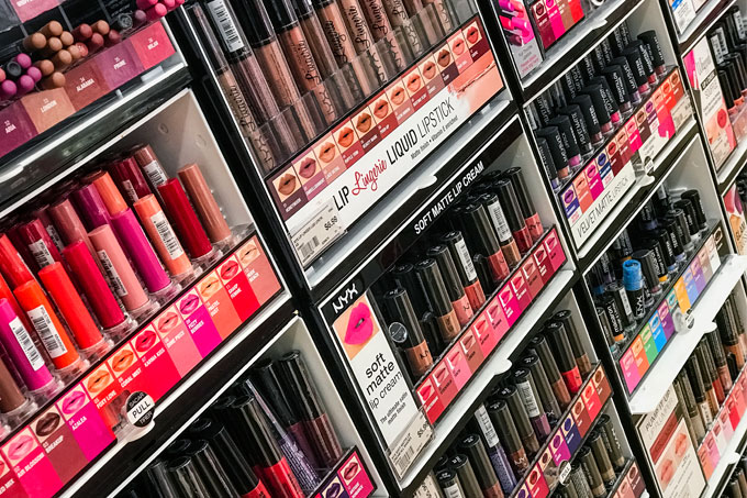 Gondôla com centenas de batons à venda, em loja de cosméticos