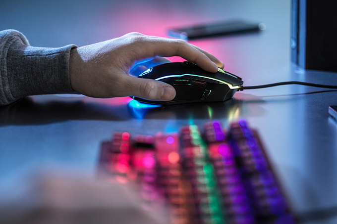mouse gamer sendo utilizado na mão esquerda