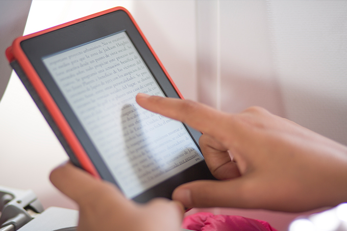 foto de pessoa utilizando um kindle