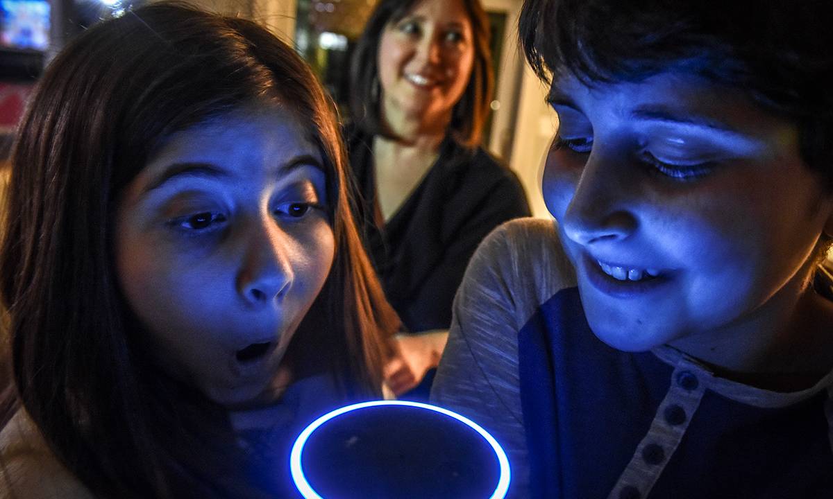 crianças interagem com uma Alexa