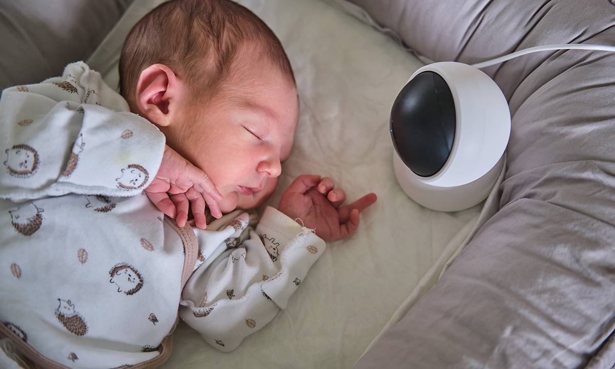 bebê dorme com babá eletrônica